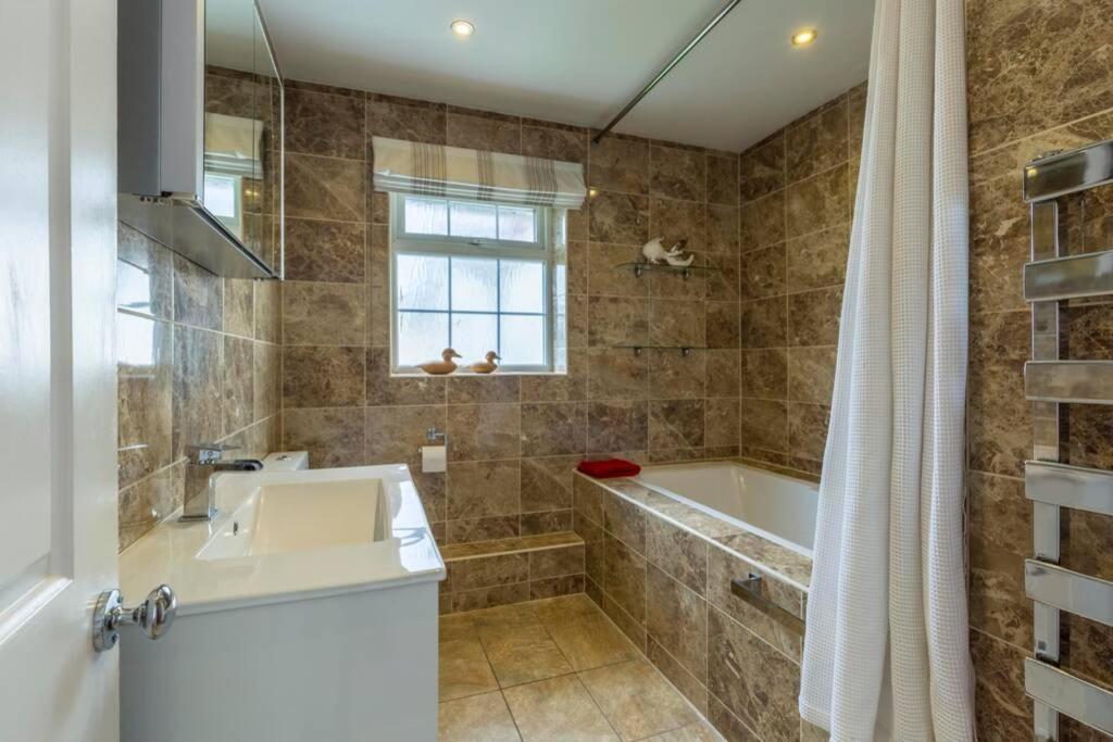 A Cheerful Three Bedroom House In Leafy Lytham Lytham St Annes Dış mekan fotoğraf